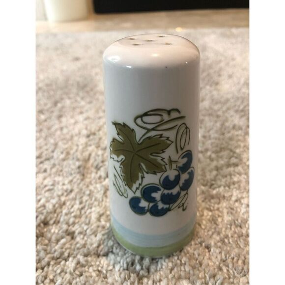 Grape and Leaves Themed Cream Colored Salt and Pepper Shakers - Picture 2 of 8